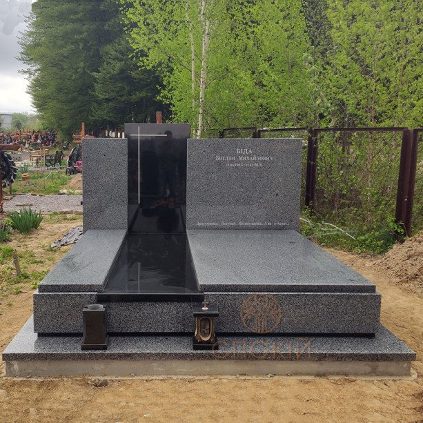 Потрійний пам'ятник Є08