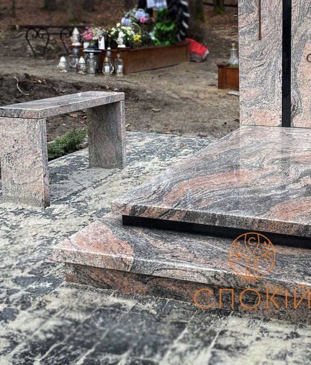 Гранітна лавка з того самого граніту, що й пам'ятник Гранітна лавка з того самого граніту, що й пам'ятник