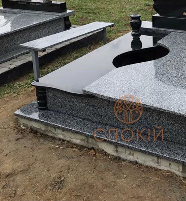 Лавка з гранітним сидінням біля пам'ятника Лавка з гранітним сидінням біля пам'ятника