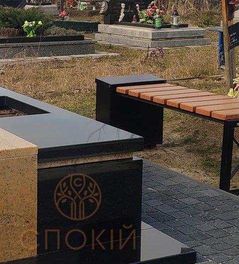Лавка на гранітній основі біля пам'ятника Лавка на гранітній основі біля пам'ятника