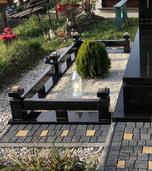Низька гранітна огорожа зі стовпчиками Низька гранітна огорожа зі стовпчиками