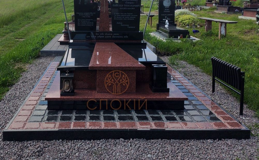 Гранітний бордюр по периметру ділянки з плиткою Гранітний бордюр по периметру ділянки з плиткою