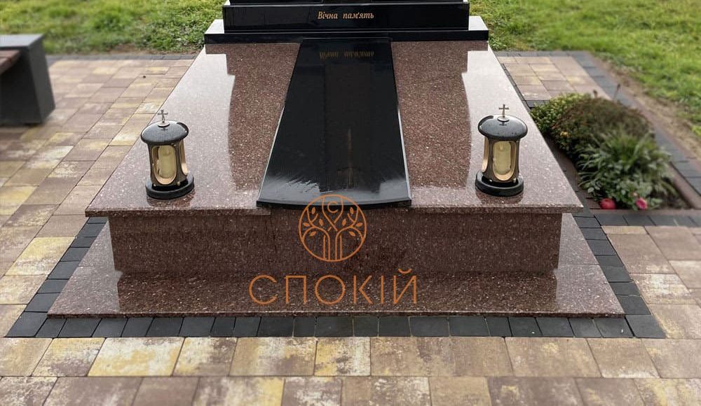 Гранітний бордюр навколо бруківки Гранітний бордюр навколо бруківки