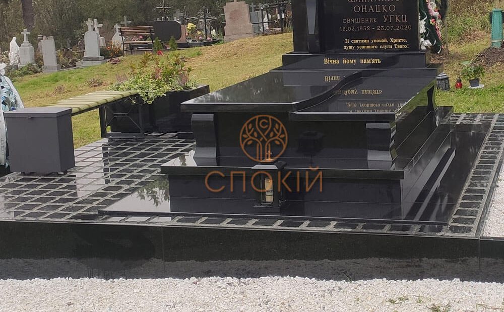 Ділянка, облицьована чорною гранітною плиткою Ділянка, облицьована чорною гранітною плиткою