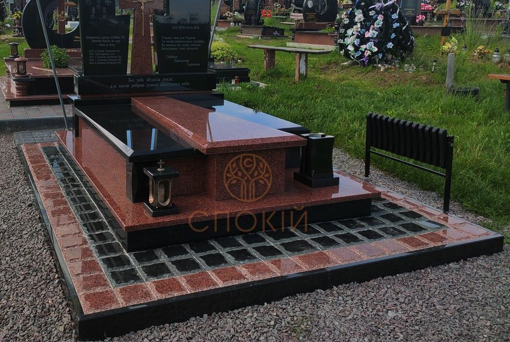 Гранітна плитка двох кольорів навколо пам'ятника Гранітна плитка двох кольорів навколо пам'ятника