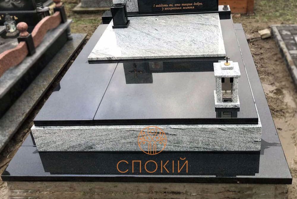 Могила, облицьована чорним гранітом Могила, облицьована чорним гранітом